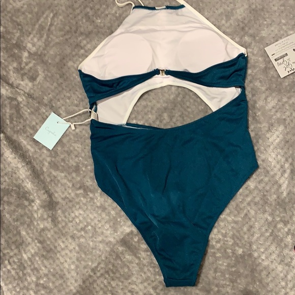 New. Cupshe one-piece with cut out. - Picture 4 of 5